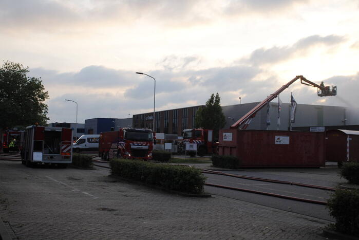 Veel rook bij grote brand in werkplaats