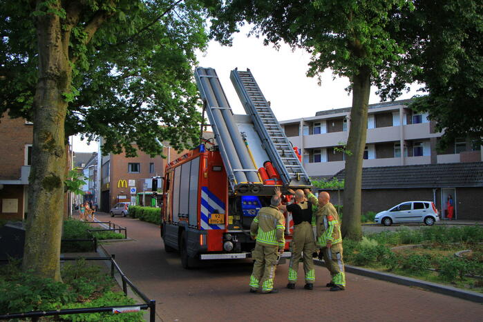 Brandweer ingezet voor losliggende dakpannen