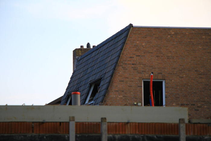 Brandweer ingezet voor losliggende dakpannen