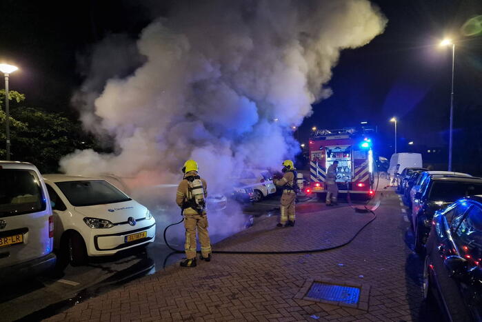 Geparkeerd staande auto verwoest vanwege brand