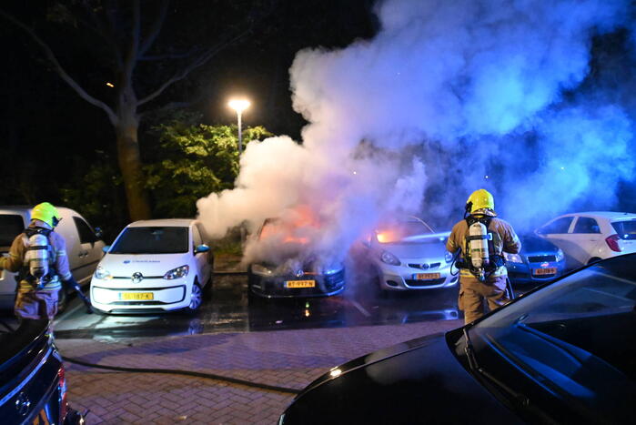 Geparkeerd staande auto verwoest vanwege brand