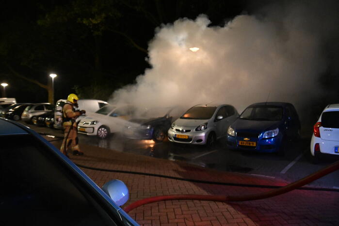 Geparkeerd staande auto verwoest vanwege brand