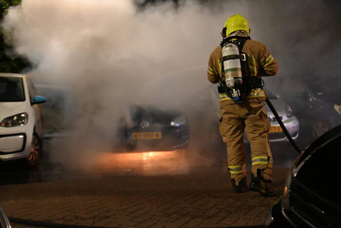 Geparkeerd staande auto verwoest vanwege brand