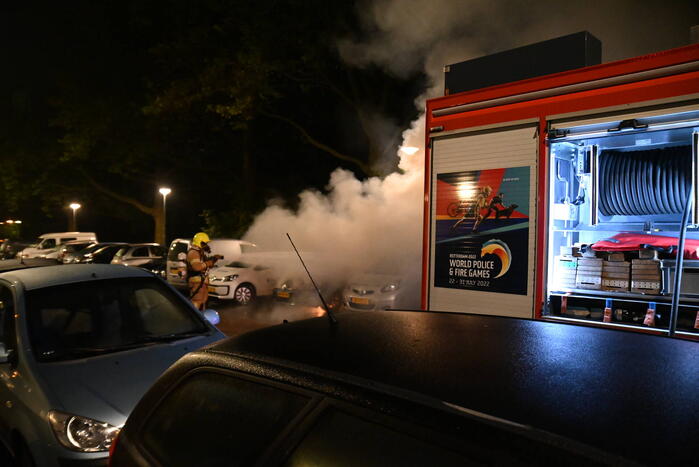 Geparkeerd staande auto verwoest vanwege brand