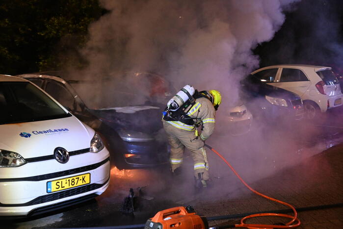 Geparkeerd staande auto verwoest vanwege brand