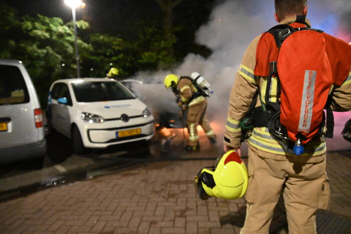 Geparkeerd staande auto verwoest vanwege brand