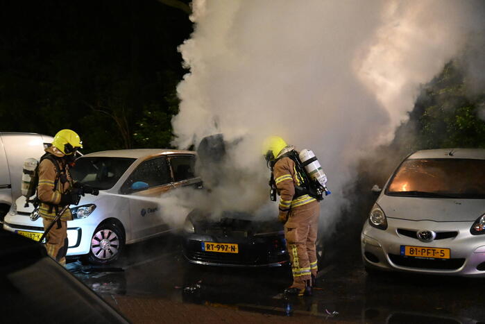 Geparkeerd staande auto verwoest vanwege brand