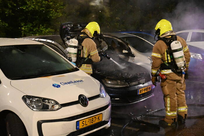 Geparkeerd staande auto verwoest vanwege brand