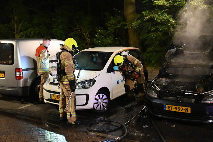 Geparkeerd staande auto verwoest vanwege brand