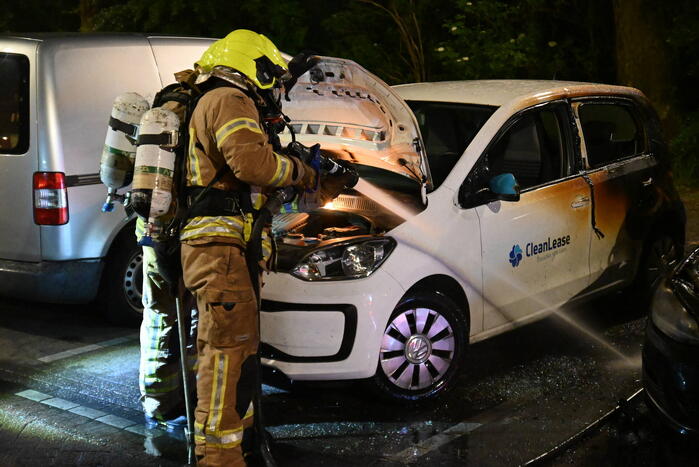 Geparkeerd staande auto verwoest vanwege brand