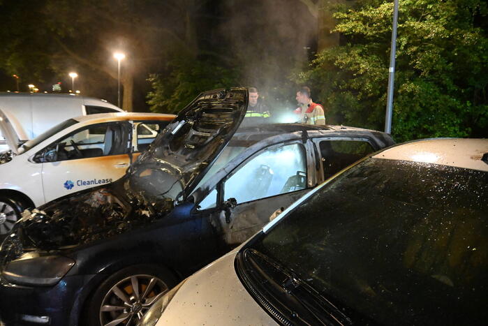Geparkeerd staande auto verwoest vanwege brand