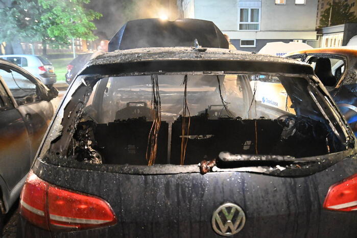 Geparkeerd staande auto verwoest vanwege brand