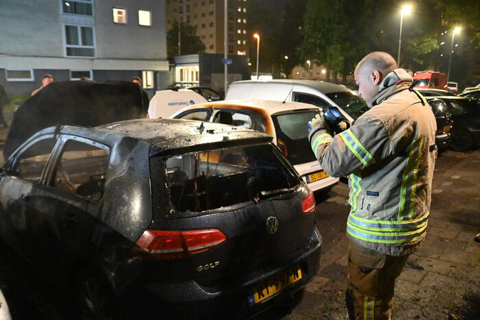 Geparkeerd staande auto verwoest vanwege brand