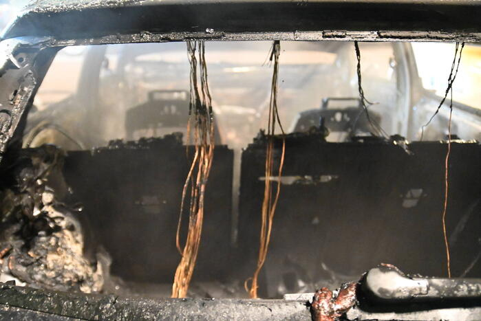Geparkeerd staande auto verwoest vanwege brand