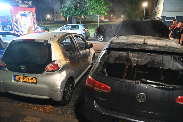 Geparkeerd staande auto verwoest vanwege brand