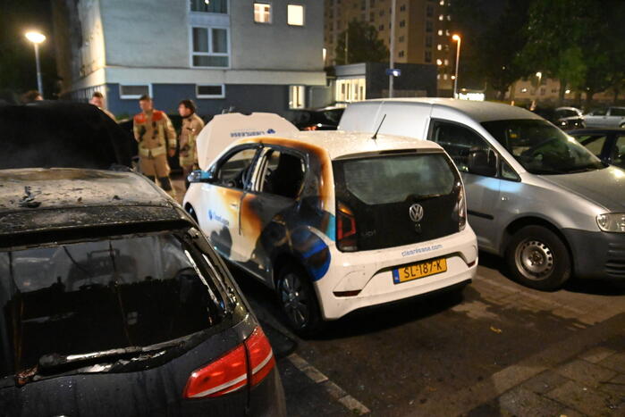 Geparkeerd staande auto verwoest vanwege brand