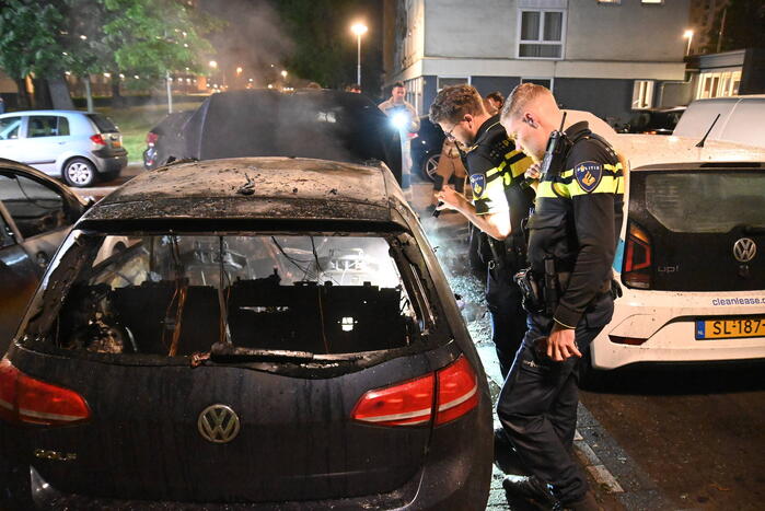 Geparkeerd staande auto verwoest vanwege brand