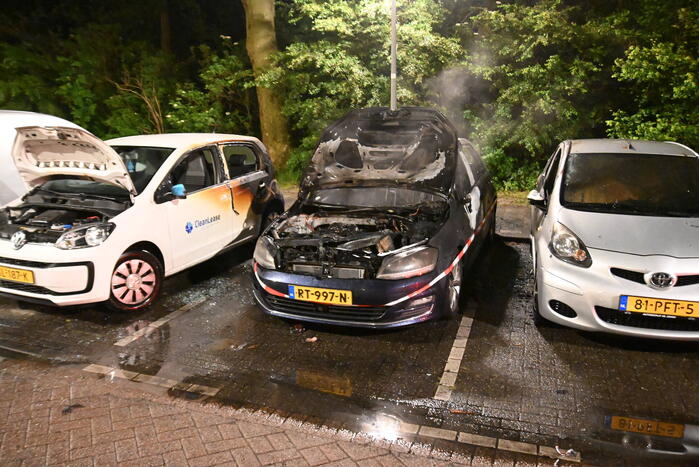 Geparkeerd staande auto verwoest vanwege brand