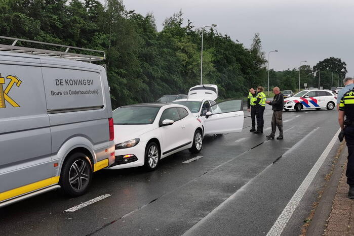 Meerdere voertuigen botsen voor verkeerslichten