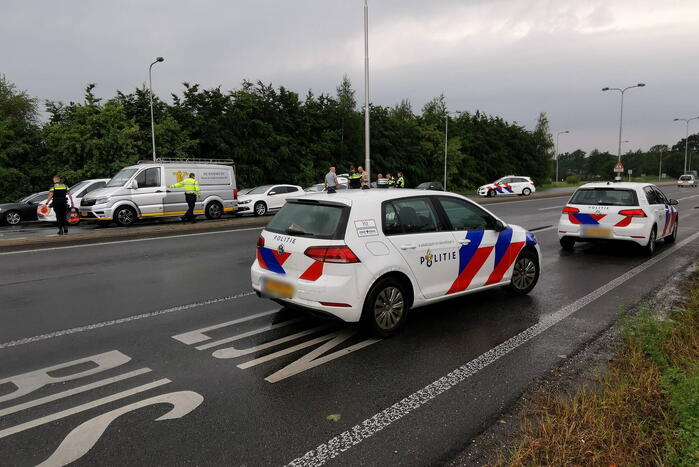 Meerdere voertuigen botsen voor verkeerslichten