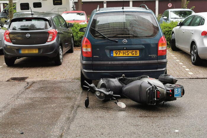 Automobilist rijdt voorbijrijdende scooter aan