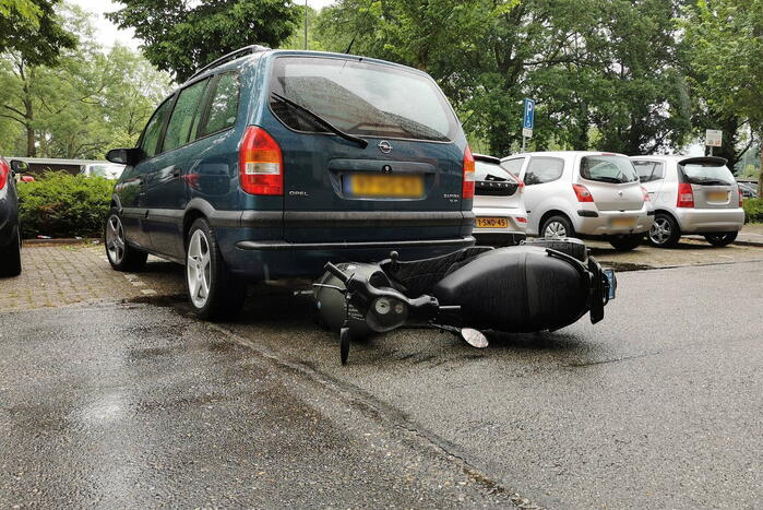 Automobilist rijdt voorbijrijdende scooter aan
