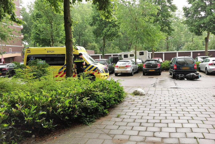 Automobilist rijdt voorbijrijdende scooter aan