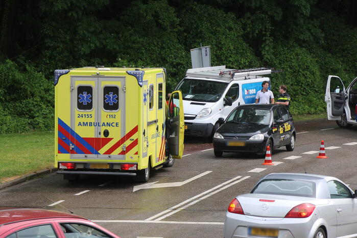 Bestelbus en personenauto botsen voor verkeerslichten