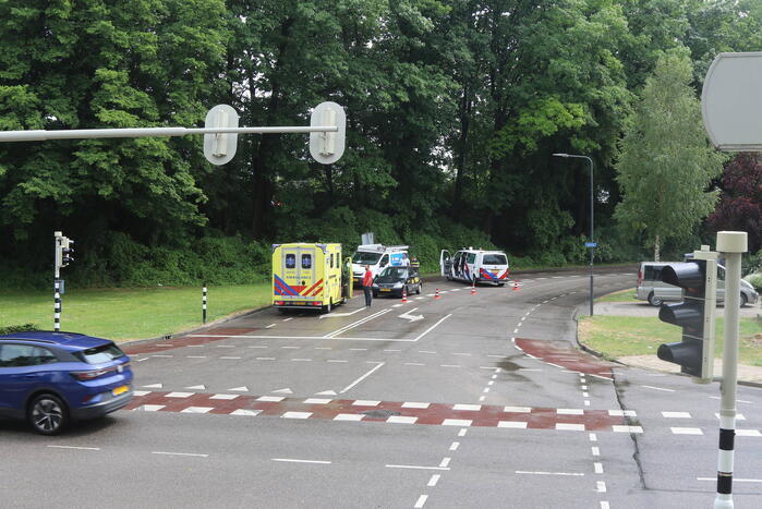 Bestelbus en personenauto botsen voor verkeerslichten