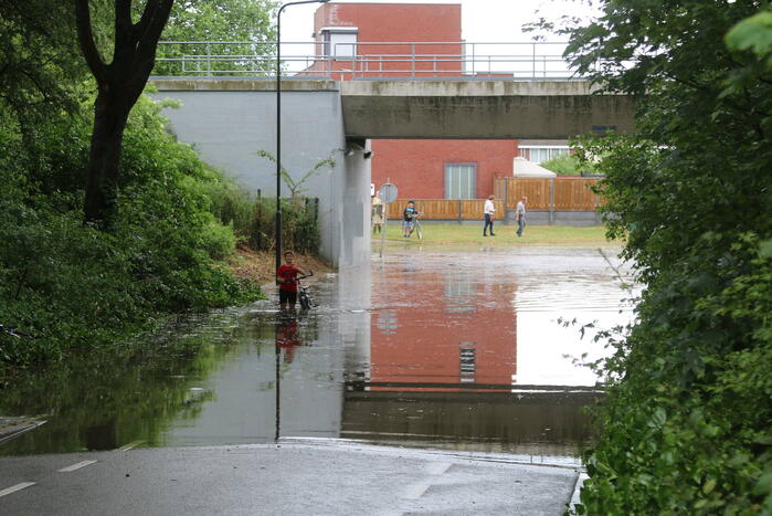 Verkeer rijdt op eigen risico door ondergelopen tunnel