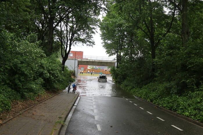 Verkeer rijdt op eigen risico door ondergelopen tunnel