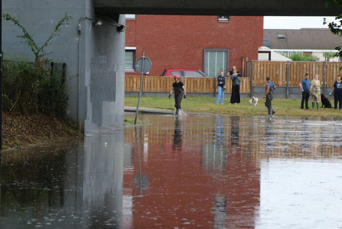 Verkeer rijdt op eigen risico door ondergelopen tunnel