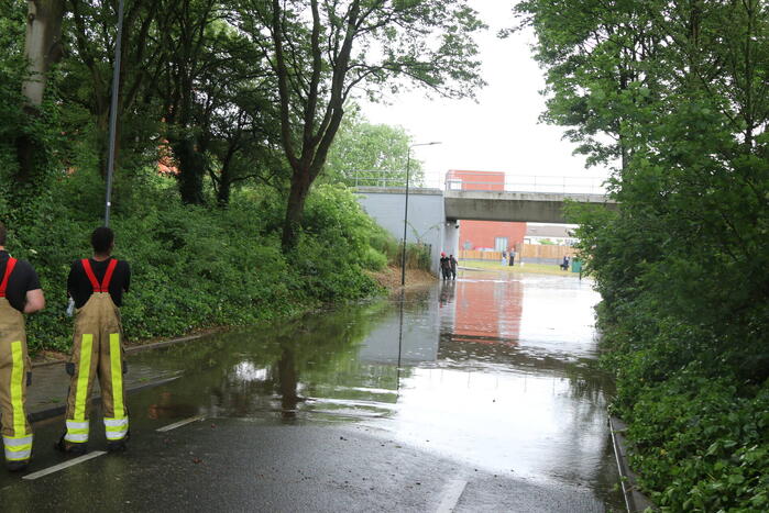 Verkeer rijdt op eigen risico door ondergelopen tunnel