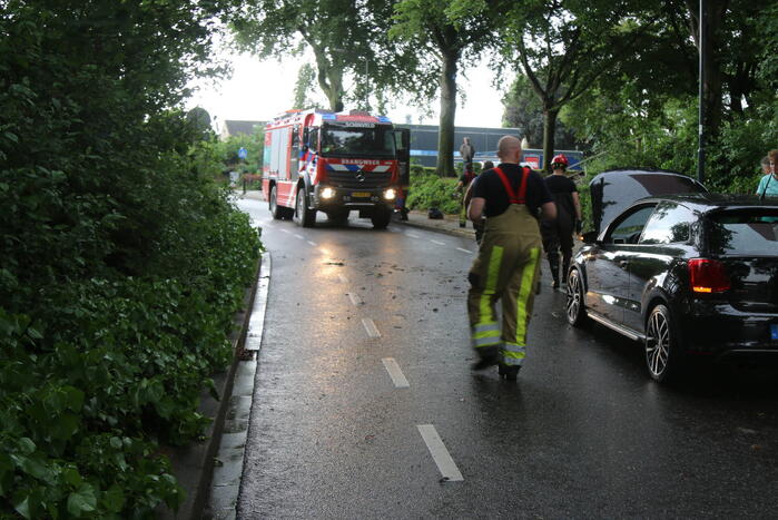 Verkeer rijdt op eigen risico door ondergelopen tunnel