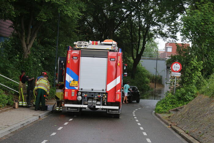 Verkeer rijdt op eigen risico door ondergelopen tunnel