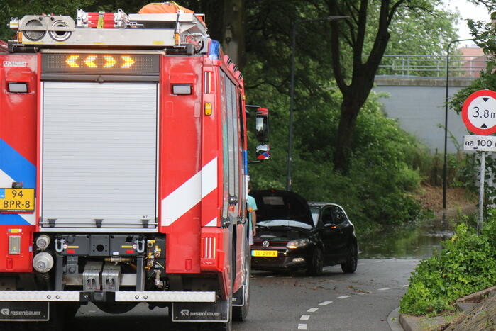 Verkeer rijdt op eigen risico door ondergelopen tunnel