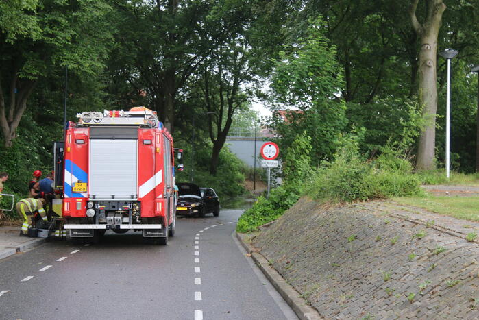 Verkeer rijdt op eigen risico door ondergelopen tunnel