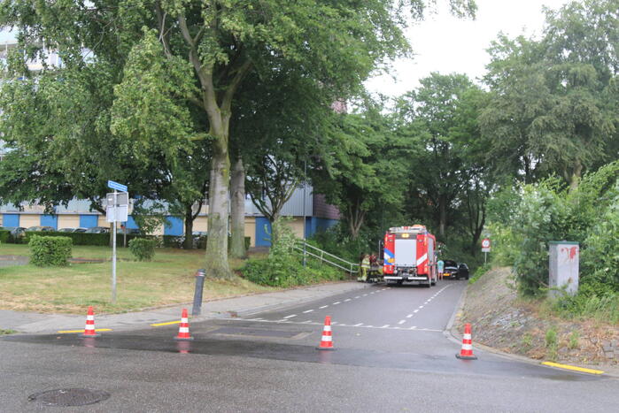 Verkeer rijdt op eigen risico door ondergelopen tunnel