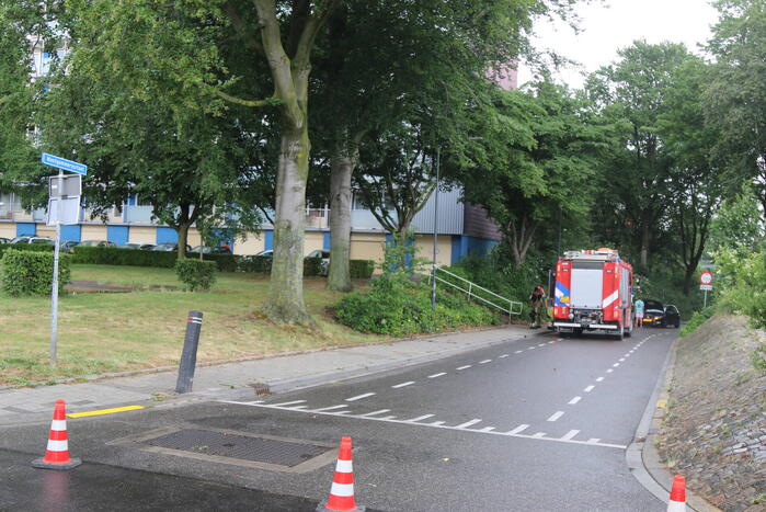 Verkeer rijdt op eigen risico door ondergelopen tunnel