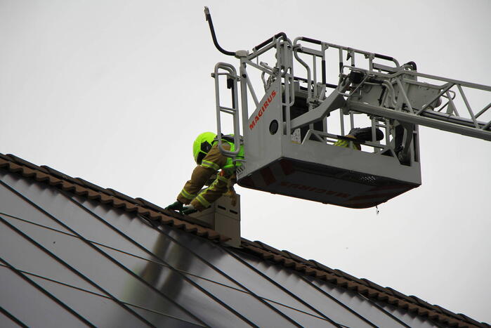 Dakpannen waaien van dak