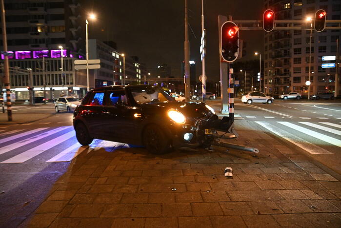 Automobilist parkeert boven op voetgangersverkeerslicht