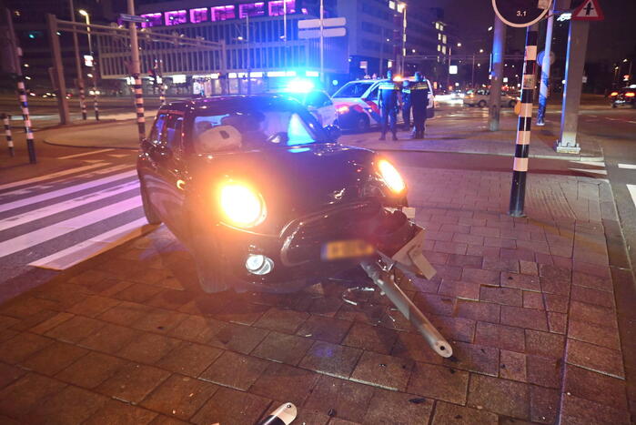 Automobilist parkeert boven op voetgangersverkeerslicht