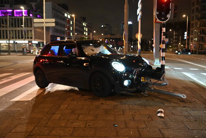 Automobilist parkeert boven op voetgangersverkeerslicht