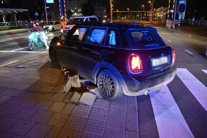 Automobilist parkeert boven op voetgangersverkeerslicht