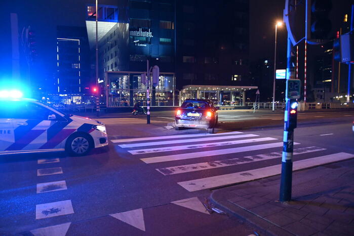 Automobilist parkeert boven op voetgangersverkeerslicht