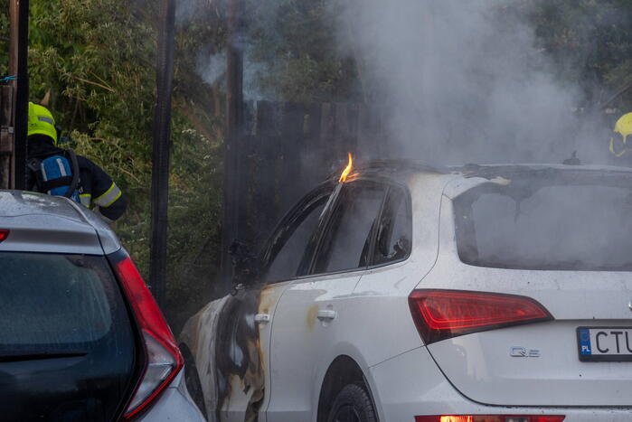 Auto brandt volledig uit