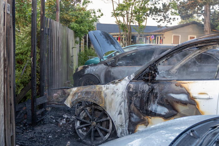 Auto brandt volledig uit