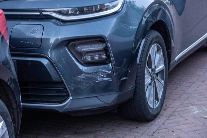 Automobilist beschadigt meerdere voertuigen en wordt straat verderop aangehouden