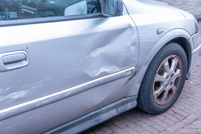 Automobilist beschadigt meerdere voertuigen en wordt straat verderop aangehouden