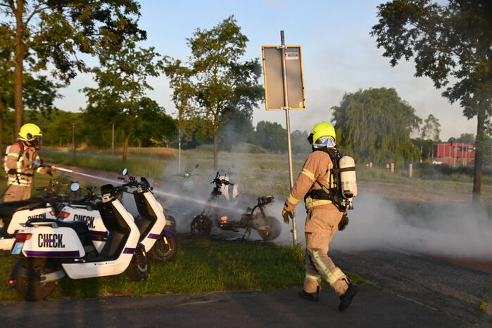 Vier deelscooters volledig uitgebrand